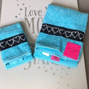 Betsy Johnson bath towel 2 piece set